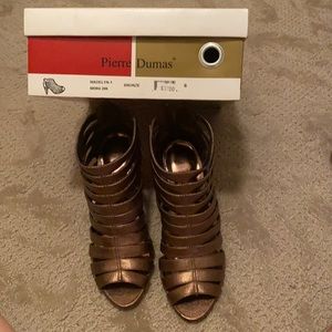 Pierre Dumas size 6 bronze heel